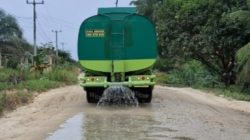 Peduli Kesehatan ,, PT APS Mahato – Selalu Adakan Penyiraman Jalan Poros ,,Kondisi Jalan TANAH .