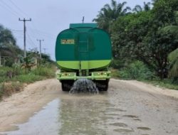 Peduli Kesehatan ,, PT APS Mahato – Selalu Adakan Penyiraman Jalan Poros ,,Kondisi Jalan TANAH .
