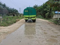 PT.APS Mahato Adakan Penyiraman Jalan Poros ,” Panitia Dangdut Dadakan KM 21 Ucapkan Terima Kasih Atas Kepeduliannya .