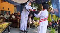 PJ Kades Persiapan Mahato Suka Jaya ,, Siti Mardiah Ritonga ,” Inspektur Upacara Dirgahayu HUT RI ke 81 Lapangan SDN 025 Tambusai Utara .