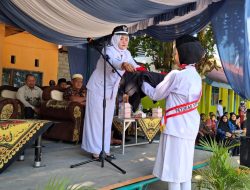 PJ Kades Persiapan Mahato Suka Jaya ,, Siti Mardiah Ritonga ,” Inspektur Upacara Dirgahayu HUT RI ke 81 Lapangan SDN 025 Tambusai Utara .
