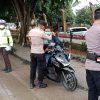 Peduli Kesehatan di Tengah Kabut Asap, Polsek Tambusai Utara Bagikan Masker kepada Pengguna Jalan.