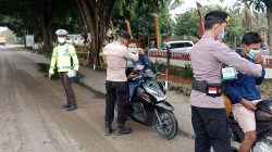 Peduli Kesehatan di Tengah Kabut Asap, Polsek Tambusai Utara Bagikan Masker kepada Pengguna Jalan.