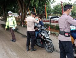 Peduli Kesehatan di Tengah Kabut Asap, Polsek Tambusai Utara Bagikan Masker kepada Pengguna Jalan.