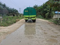 Jalan Lintas Mahato- Cikampek ,” Kondisi JALAN TANAH ,, PT.APS Mahato ,” Selalu Adakan Penyiraman Jalan Poros ANTISIPASI DEBU .